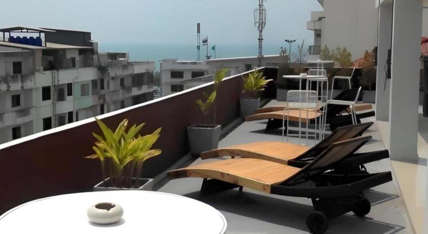Hotel By Dee @Jomtien Pattaya Esterno foto